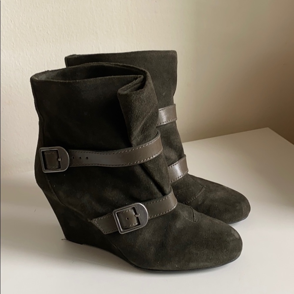 Moss green Via Spiga suede booties, Sz. 6